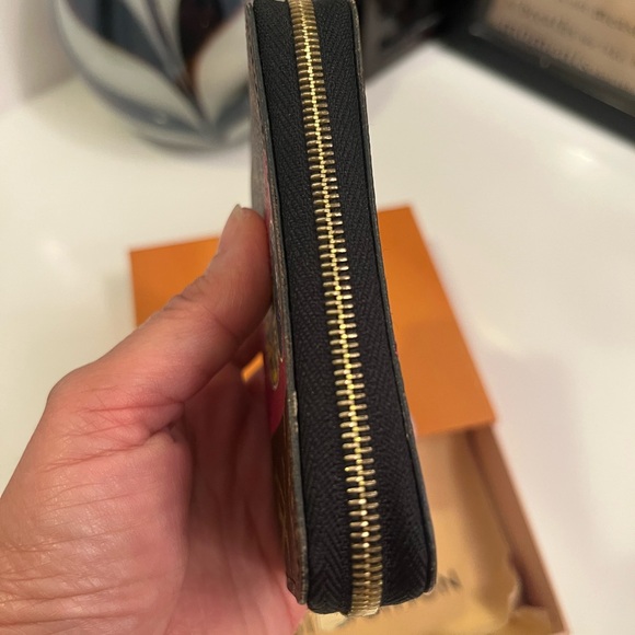 Louis Vuitton Brown and Red Wallet with Iconic Monogram and Unique Red Panel - Picture 5 of 12